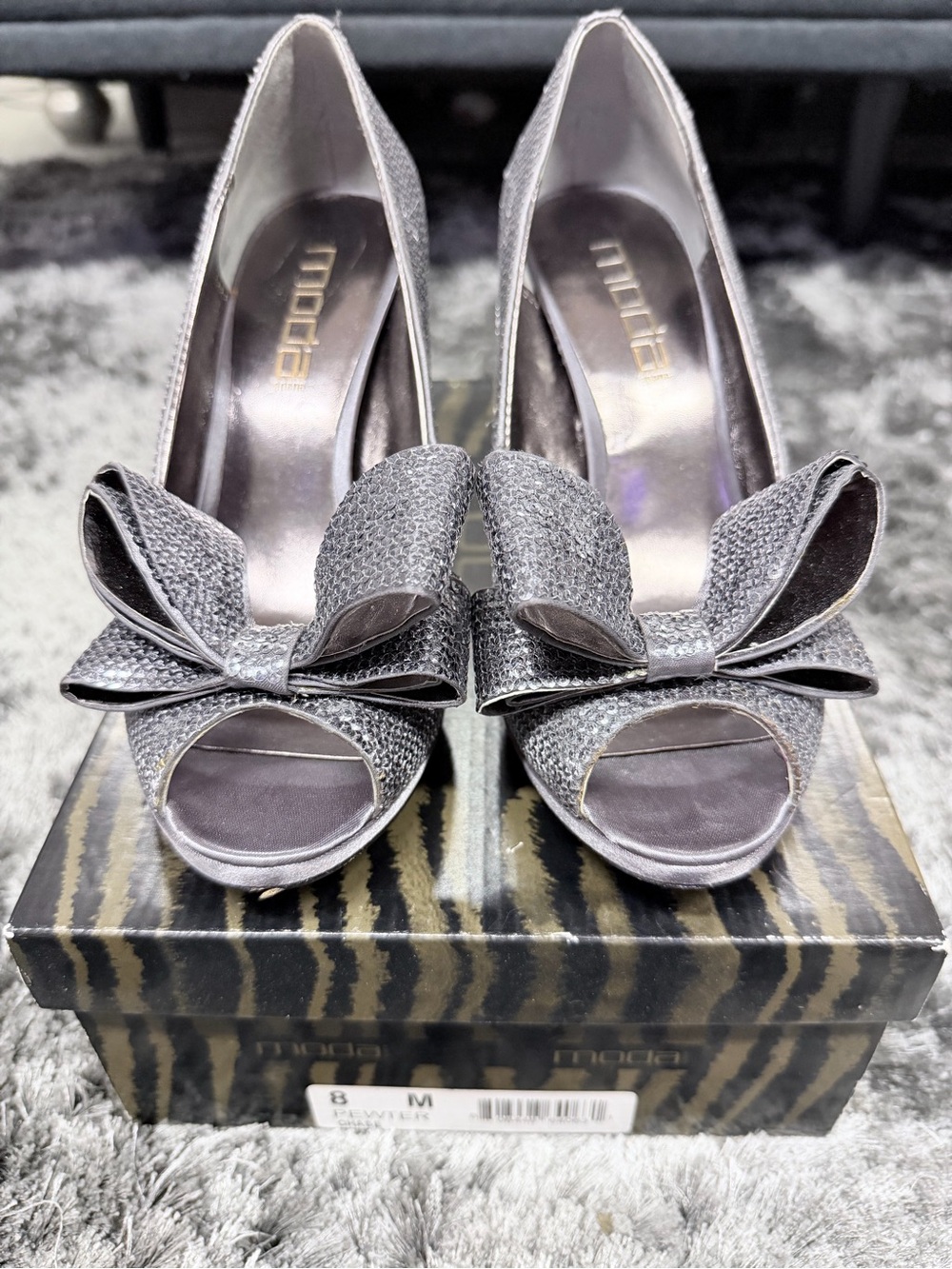 Moda Spana Glitter Silver Peep-Toe Bow Pumps